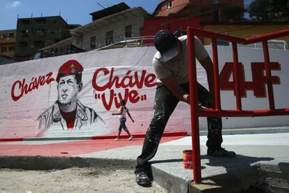 Hombres pintando un mural en honor a Ch&aacute;vez 