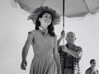 'Françoise Gilot seguida de Picasso, con parasol', de Robert Capa (1948).