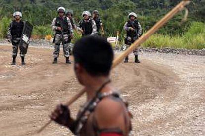 Fotografía cedida por el Consejo Misionero Indigenista (Cimi), de unos 200 indígenas que ocuparon el principal frente de trabajo de la represa de Belo Monte, en la Amazonía brasileña, y paralizaron nuevamente la construcción de la polémica hidroeléctrica, que será la tercera mayor del mundo.