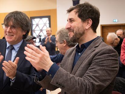 El expresidente catalán Carles Puigdemont y el 'exconseller' Toni Comín, el 2 de marzo, durante la constitución de la Asamblea Territorial del Consell de la República en Latour-Bas-Elne (Francia).