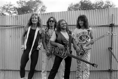 David Lee Roth (voz), Alex Van Halen (batería), Michael Anthony (bajo) y Eddie Van Halen (guitarra). Van Halen a principios de los ochenta.