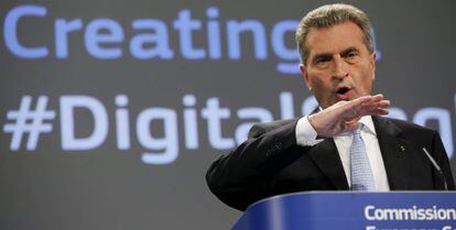 El comisario europeo para Econom&iacute;a y Sociedad Digital, Guenther Oettinger, ofrece una rueda de prensa sobre estrategia de mercado &uacute;nico digital en la sede de la Comisi&oacute;n Europea en Bruselas (B&eacute;lgica).