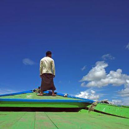 Una de las barcas rústicas que navegan por el río Irawadi, en Birmania.
