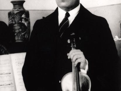 Silvestre Revueltas posa con un violín en un retrato de estudio. Austin, Texas. 1917.