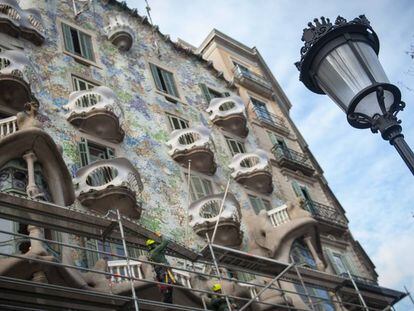 Bastides a la façana de la Casa Batlló.