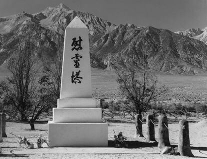 Un monumento de mármol con una inscripción que dice "monumento para la pacificación de los espíritus," en el cementerio del Centro de Reubicación de Guerra de California, 'Manzanar', en 1943.