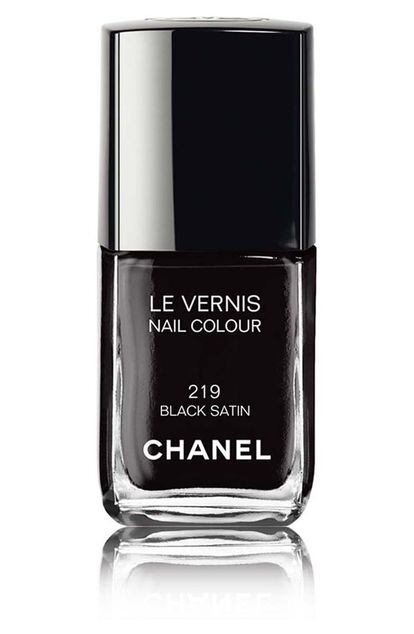 El Black Satin de Chanel (23 euros) es una opción para teñir de negro nuestras manicuras estivales.