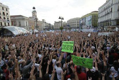 Miles de personas abarrotaban la Puerta del Sol de Madrid ayer por la tarde. En la fotografía, la concentración vista desde la entrada por la calle de Alcalá.