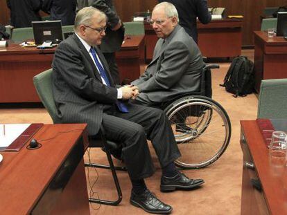El ministro de Finanzas alemán, Wolfgang Schäuble (derecha), conversa con el comisario europeo de Asuntos Económicos, Olli Rehn.