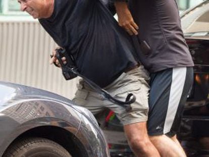 El actor Alec Baldwin, en plena pelea con un fot&oacute;grafo en las calles de Nueva York, el pasado agosto. 