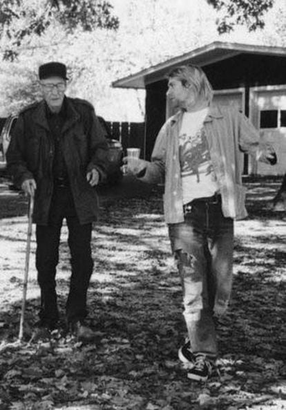 Kurt Cobain visita a William Burroughs en su casa de Lawrence (Kansas). Octubre, de 1993.