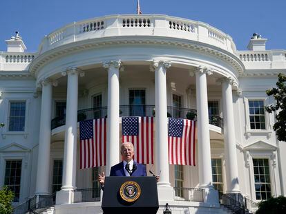 El presidente Biden, este martes en los jardines de la Casa Blanca.