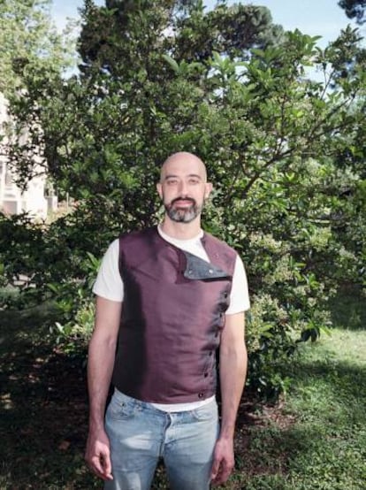Iván Zaro, activista por la desestigmatización del VIH, con chaleco Jean Paul Gaultier.