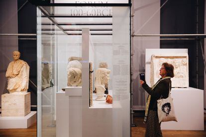 Una visitante en la exposición dedicada a Julio César en el museo H‘ART de Ámsterdam.