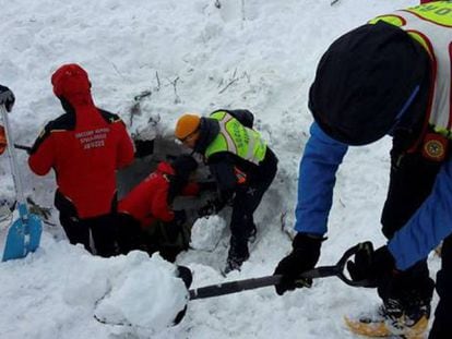 Equipos de rescate trabajan para salvar a los sepultados en el hotel, este jueves