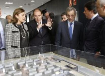 Carmen Vela, secretaria de Estado de Investigación, Desarrollo e Innovación, el alcalde de Alcalá de Heranes, Javier Bello, el presidente de Telefónica, César Alierta y el presidente de la Comunidad de Madrid, Ignacio González, durante el acto.
