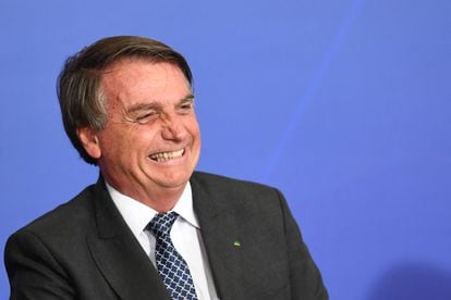 El presidente Bolsonaro se ríe en un acto oficial en Brasilia este martes.