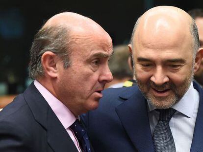 El ministro de Econo,&iacute;a espa&ntilde;o, Luis de Guindos, y el comisario de Asuntos Econ&oacute;micos. Pierre Moscovici, en la reuni&oacute;n del Eurogrupo del 14 de enero. 