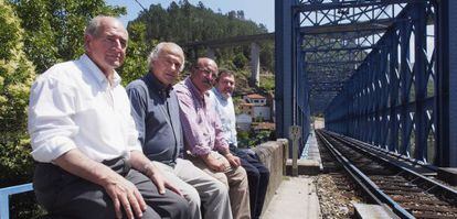 De izquierda a derecha, Jos&eacute; Luis &Aacute;lvarez, Manuel Seoana, Julio Manuel Yebra y Jos&eacute; C&eacute;sar Parente, los cuatro alcaldes de Os Peares.