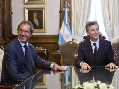 El presidente de Argentina Mauricio Macri habla con su rival en la carrera presidencial, el peronista Daniel Scioli.