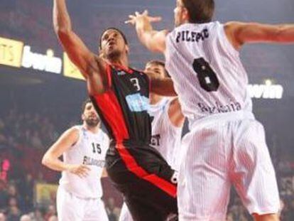 Fran Pilepic disputa una jugada en el partido contra del Belgacom Spirou.