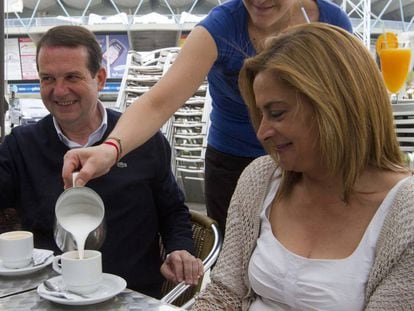 La presidenta de la Diputación de Pontevedra, Camela Silva, con el alcalde de Vigo, Abel Caballero, junto al estadio de Balaídos.