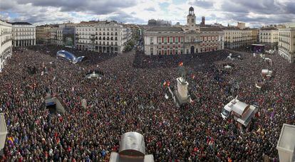 Miles de personas se manifiestan en la Puerta del Sol de Madrid, durante ‘La Marcha por el Cambio’ convocada por Podemos, el 31 de enero de 2015.