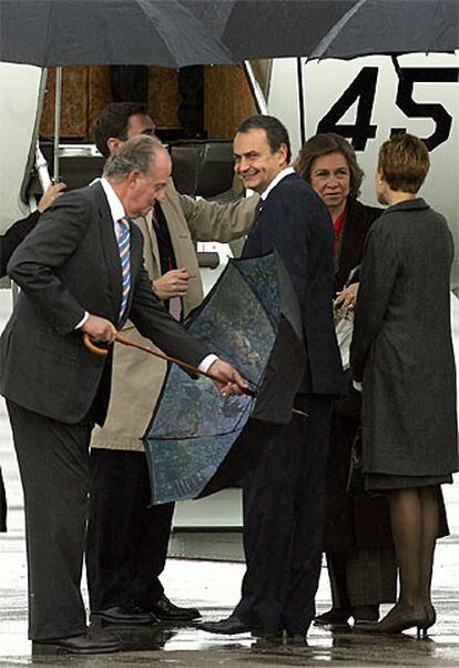 Zapatero y su mujer reciben a los Reyes a su llegada a Salamanca.