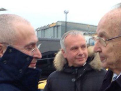 Mij&aacute;il Jodorkovski (izquierda), recibido en el aeropuerto berlin&eacute;s de Sch&ouml;nefeld por el exministro alem&aacute;n de Exteriores Hans-Dietrich Genscher.