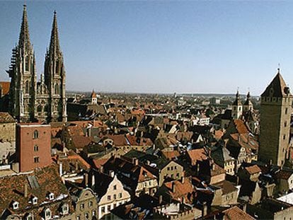 El centro histórico de Ratisbona, con su trazado de aires góticos, define el carácter de permanencia y de exquisito cuidado de su patrimonio de la ciudad alemana.