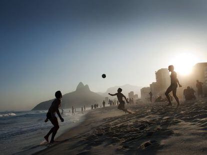 Jóvenes jugando al fútbol en una playa de Río. / EMMANUEL AGUIRRE