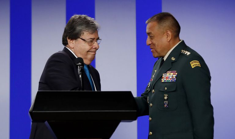 The Minister of Defense, Carlos Holmes Trujillo, salutes the Commander of the Military Forces, General Luis Fernando Navarro, in November 2019.