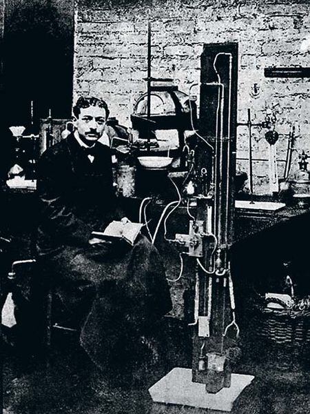 En 1909, Eugène Schueller fundó La Sociedad Francesa de Tintes Inofensivos, que en 1939 pasaría a llamarse L'Oréal.
Aquí aparece en su cocina, que hacía las veces de laboratorio.