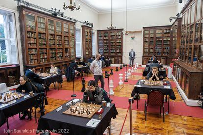 Vista panorámica del torneo en la biblioteca Garrison de Gibraltar, este lunes
