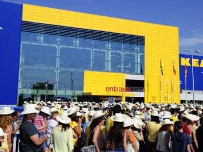 Cientos de personas esperan para inaugurar la tienda de Ikea en Alfafar.