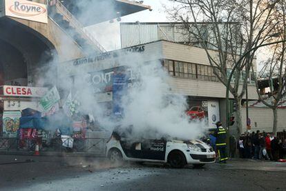 Estado en que quedó el coche de la Policía Municipal incendiado por aficionados del Rayo.