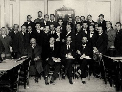 Homenaje a Ortega y Gasset en Madrid,1920.Juan Ram&oacute;n es el primero a la derecha en la fila de abajo; junto a &eacute;l, Ortega y, al lado de este, Azor&iacute;n.