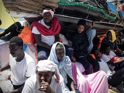 FOTO: Migrantes a bordo del Aquarius. / VÍDEO: EL PAÍS, a bordo del 'Aquarius'.