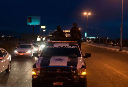Patrulla nocturna de la policía Municipal en el Boulevard Periférico de Torreón.