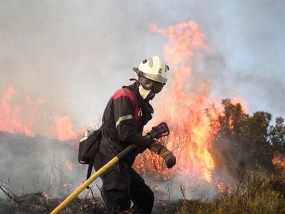 Un bombero sostiene una manguera para apagar el incendio de Tafalla, a 15 de junio de 2022, en Pamplona, Navarra (España).