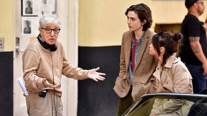 Woody Allen charla con Timothée Chalamet y Selena Gomez en el rodaje de 'Día de lluvia en Nueva York', en septiembre de 2017. 