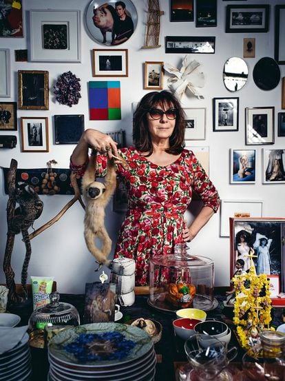 Sophie Calle posa rodeada de los objetos que pueblan su casa-taller en la periferia sur de París.