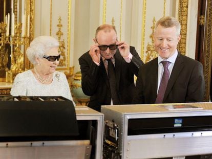 La reina Isabel lleva gafas de tres dimensiones con aplicaciones de cristales de Svarowski, al momento de grabar el discurso.