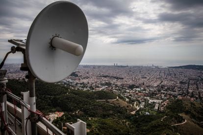 Antena en una torre de telecomunicaciones de Cellnex en Barcelona.