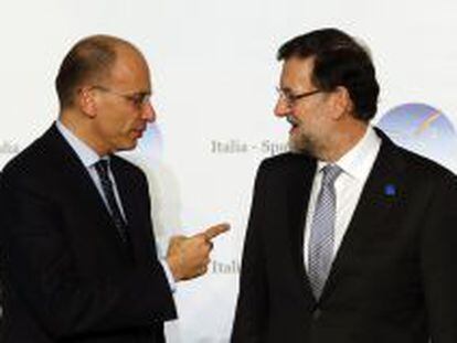 El primer ministro italiano, Enrico Letta, conversa con el presidente del Gobierno espa&ntilde;ol, Mariano Rajoy.  REUTERS/Alessandro Bianchi (ITALY - Tags: POLITICS) ITALY/