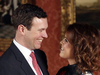 Jack Brooksbank y la princesa Eugenia, en una de las im&aacute;genes difundidas este lunes con motivo de su compromiso.