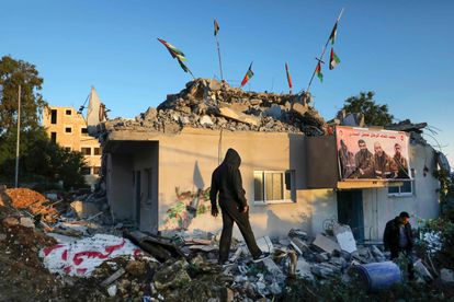 Palestinos en los restos de la casa de Qassam Barghouti, demolida por las fuerzas israelíes en Cisjordania.