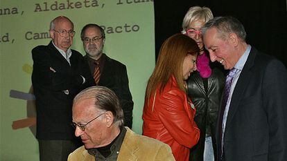 Joseba Arregi (a la derecha) habla con Carmen Alborch y Jeni Prieto (con gafas), al final del acto de Aldaketa. En primer término, Nicolás Sartorius y detrás, José Ángel Cuerda junto a Antoni Castells.