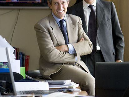 Pedro Gómez de Baeza, presidente de GBS, y Juan Antonio Samaranch, socio de la firma, de pie.