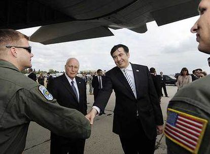 El presidente de Georgia, Mijaíl Saakashvili, saluda a un militar estadounidense en Tbilisi en presencia del vicepresidente de EE UU, Dick Cheney.